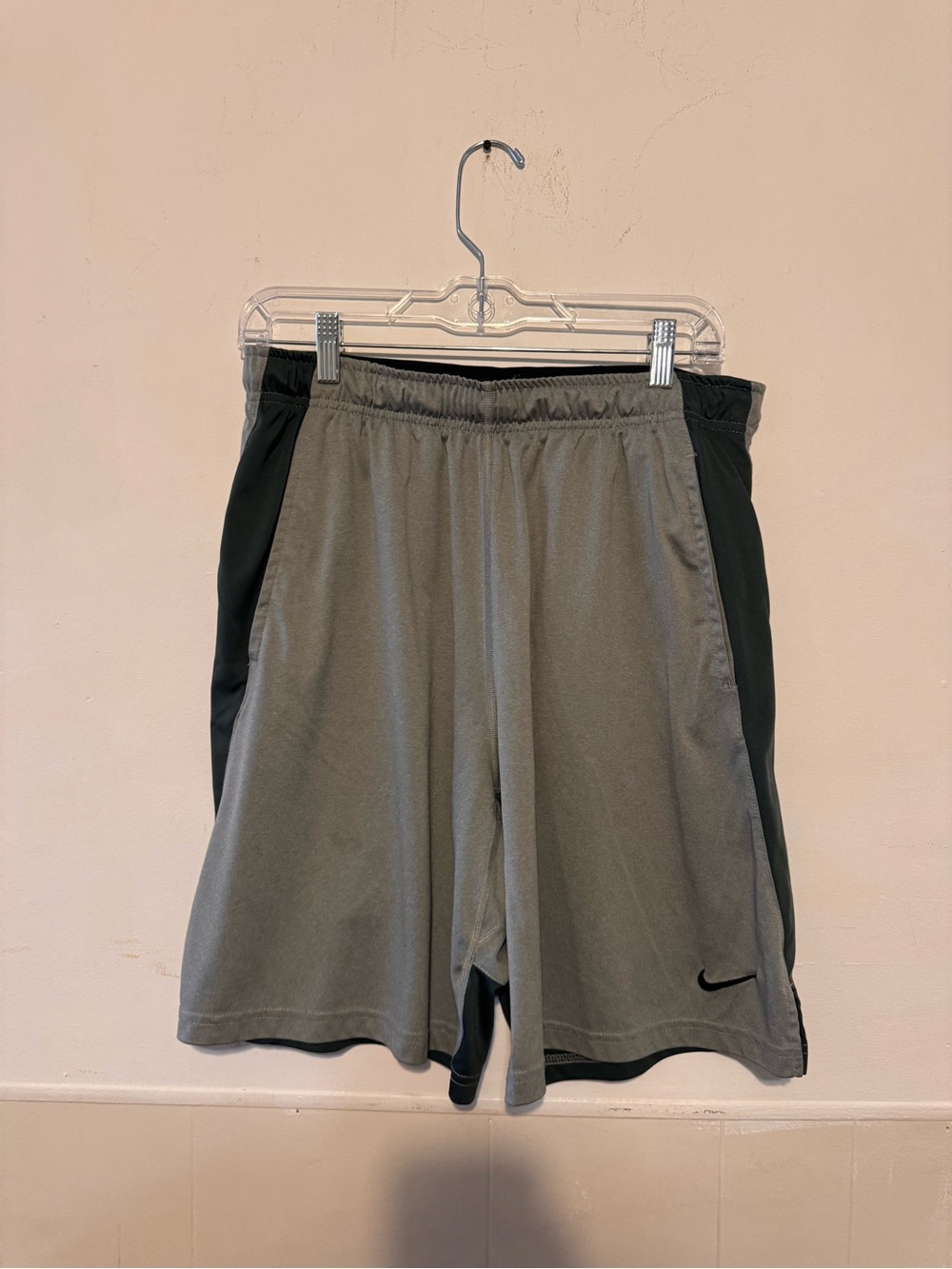 Nike Dri-FIT Men’s Large Gray/Greenish Black Athletic Training Basketball Shorts